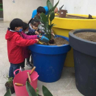 Dos nens durant la plantada a l'Escola Saavedra.