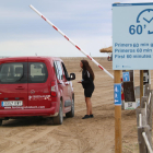 Imagen del control de acceso en el Trabucador, en el Parque Natural del Delta del Ebro, con un cartel informativo.