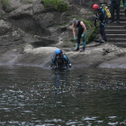 Los equipos de rescate buscan al menor en el río Miño.