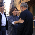 Dolores Delgado, saludando al cabeza de lista del PSC en Tarragona, Joan Ruiz.
