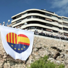 Imagen de la bandera desplegada en el Balcón del Mediterráneo.