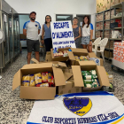 Imatge de la donació del Club Esportiu Runners Vila-seca al Banc d'Aliments del municipi.