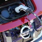 Pla detall d'un cotxe elèctric en un punt de recàrrega.