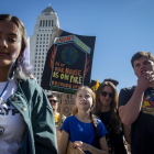 Greta Thunberg acompanyada d'altres activistes durant la Youth Climate Strike a Los Angeles, California, USA.