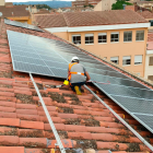 Imatge de la instal·lació de les plaques solars a l'Escola Martí Poch de l'Espluga de Francolí.