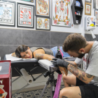 Imagen de una sesión de tatuaje en el estudio de Old Roots Tattoo de Tarragona durante la semana pasada.