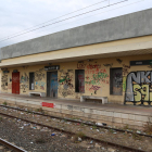 La façana de l'estació de trens està plena de pintades i les vies acumulen tota mena de deixalles.