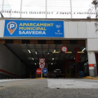 Imatge de l'entrada de l'aparcament de Saavedra, on actualment hi ha tres punts de recàrrega.