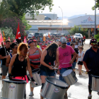 Una batucada anima la manifestación de los trabajadores de Sant Gobain en l'Arboç.