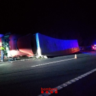 Imatge del camió accidentat a l'AP-7 a Mont-roig.