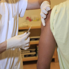 Un infermer administra la vacuna de la verola del mico a un home.