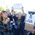 Un grupo de manifestantes protestan delante del Palau de Congressos de Cataluña contra la presencia de Felipe VI