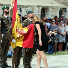 Una dona a la jura de bandera que es va celebrar al castell de Figueres l'any 2017.