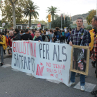 Uns manifestants aguanten una pancarta en contra de la visita del rei Felip VI a Barcelona