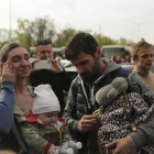 Imatge de l'arribada a Zaporiyia dels primers evacuats de l'acereria de Mariúpol.
