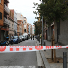 El carrer de Santa Coloma de Gramenet on s'ha produït l'incendi tallat al trànsit pels Bombers.