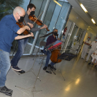 Imatge de l'actuació musical de Camerata XXI als pacients de l'UCI a Reus.