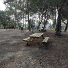 Imatge del nou espai de taules de pícnic que el consistori ha instal·lat als Pinars durant aquest estiu.