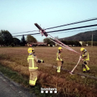 Els Bombers treballant en un pal de la llum caigut pel vent a la Vall d'en Bas.