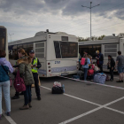 Refugiados llegando para ser atendidos en el estacionamiento de un centro comercial, en Zaporiyia.