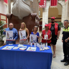 Imatge de la presentació de la campanya de conscienciació sobre la recollida dels excrements dels gossos a Tarragona.