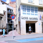 Vista de l'accés principal de l'hotel Montsià, a l'avinguda de la Ràpita d'Amposta.