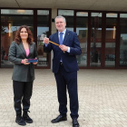 La consellera de Presidencia, Laura Vilagra, entrega al alcalde Pau Ricomà la llave de acceso al Palau d'Esports Catalunya.
