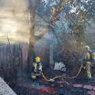Imatge de l'incendi que s'ha produït a una barraca de Calafell.