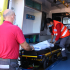 Dues persones preparant una ambulància del TSC.