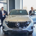 El equipo de ventas de Autolica Tarragona, durante la presentación en sociedad del vehículo.
