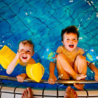 Imatge de dos germans a la piscina.