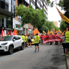 Los trabajadores han cortado al lateral de la avenida de Roma para|por la protesta delante la sede de la patronal del sector.