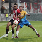 Joan Oriol lluitant contra el jugador basc Luís Bilbao.