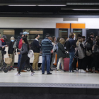 Pasajeros esperando salir de un andén a Sants coincidiendo con la huelga de Renfe convocada por la CGT.