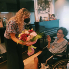 Imatge de la visita de la consellera a l'àvia centenaria Maria Tarragó Vidiella.