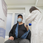 Una infermera administrant una vacuna al nou punt del Centre MQ de Reus.