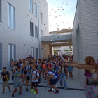 Momento de la entrada de los alumnos del centro en el nuevo edificio.