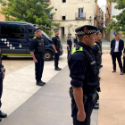 Els nous agents de la unitat GREP de la Policia Local de Tortosa formen davant de l'inspector Jesús Fernández i l'alcaldessa Meritxell Roigé.