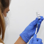 Una infermera prepara una dosi de la vacuna d'AstraZeneca.