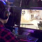 Imagen de archivo de un joven jugando en uno ordenador.
