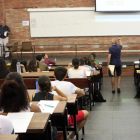 Estudiants a punt de començar el primer examen de la convocatòria de setembre de les PAU a Barcelona.