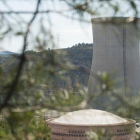 Plano general de la chimenea y las instalaciones de la nuclear de Ascó.