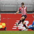 Joan Oriol defensant un atac del Bilbao Athletic.