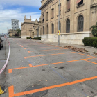 Imatge de la nova zona taronja d'aparcament, abans gratuïta, de davant de la Tabacalera.