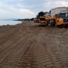 Imatge dels treballs de reposició de sorra a les zones més afectades pels temporals a les platges de Cambrils.