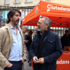 El cabeza de lista de Cs por Tarragona en el Congreso, Sergio del Campo, conversando con el diputado en el Parlament y concejal en Tarragona, Francisco Domínguez.