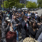 Un grup de persones fa cua davant d'un centre humanitari per rebre ajuda a Zaporiyia.
