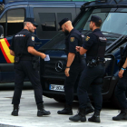 Plano medio de varios agentes antidisturbios de la Policía Nacional en el aeropuerto del Prat.