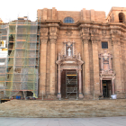 Fachada de la catedral de Tortosa con los andamios en la parte izquierda.