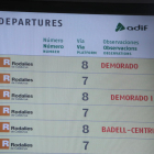 Imagen de archivo de un cartel de Renfe que anuncia trenes con retrasos.